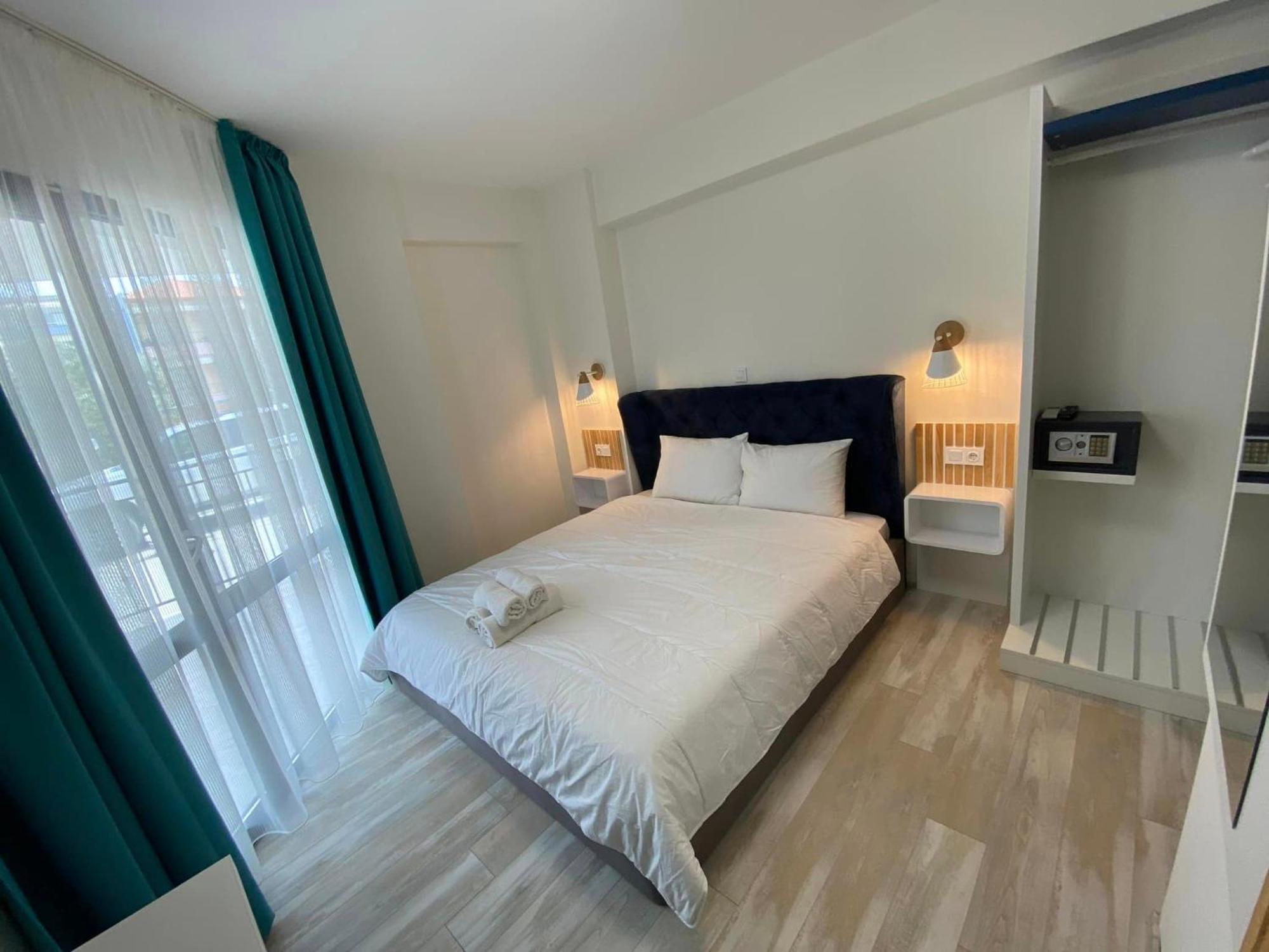 Opalium Beach Front Suites Потос Екстер'єр фото